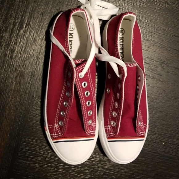 Tennis shoes in the "converse" style. - Picture 2 of 7